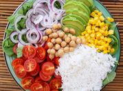 Una foto di ceci con avocado