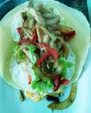 Wrap de pollo con papas fritas al horno
