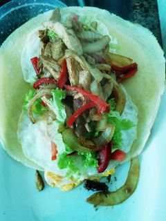 Una foto de Wrap de pollo con papas fritas al horno