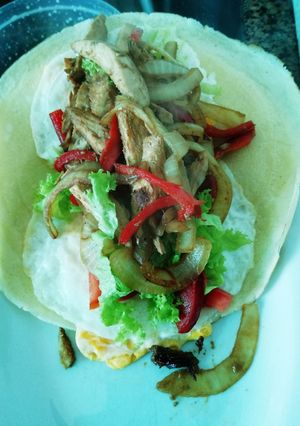 Una foto de Wrap de pollo con papas fritas al horno