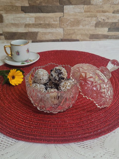 Una foto de Trufas de mantequilla de maní y yogur