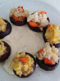 Una foto de Cestitas de portobello con arroz y crema de almendras