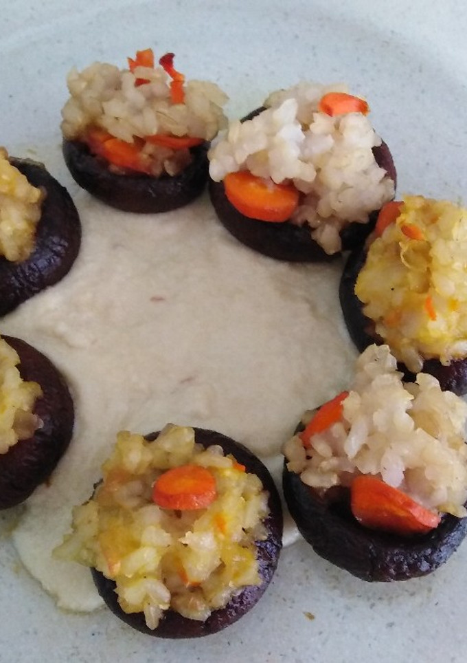 Una foto de Cestitas de portobello con arroz y crema de almendras