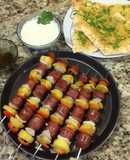 Brochetas de chorizos ahumados al horno