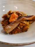 Arroz de calçots, alcachofas y carrilleras con romesco