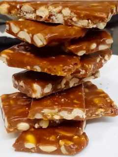 मूंगफली गुड़ की चिक्की (moongfali gur ki chikki recipe in Hindi) रेसिपी मुख्य फोटो