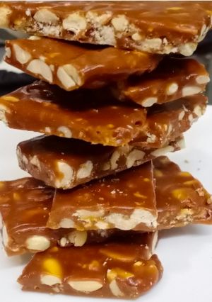मूंगफली गुड़ की चिक्की (moongfali gur ki chikki recipe in Hindi) रेसिपी मुख्य फोटो