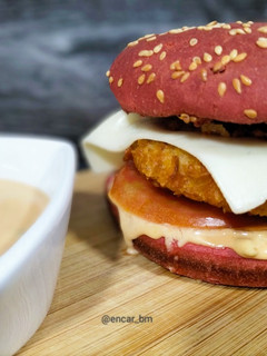 Una foto de Burger de pollo crunchy con salsa casera Big Mac