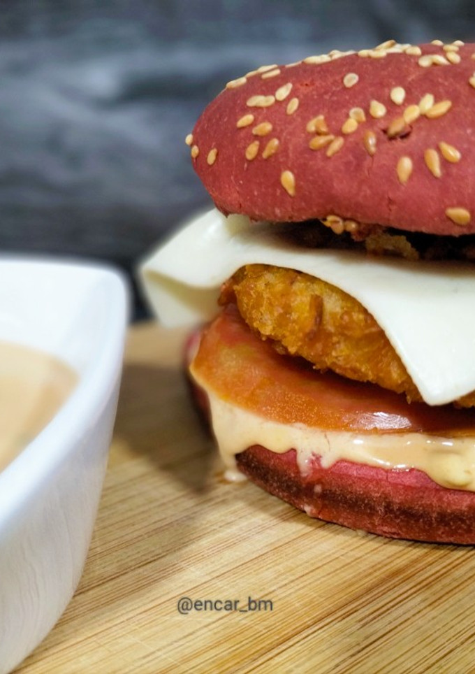 Una foto de Burger de pollo crunchy con salsa casera Big Mac