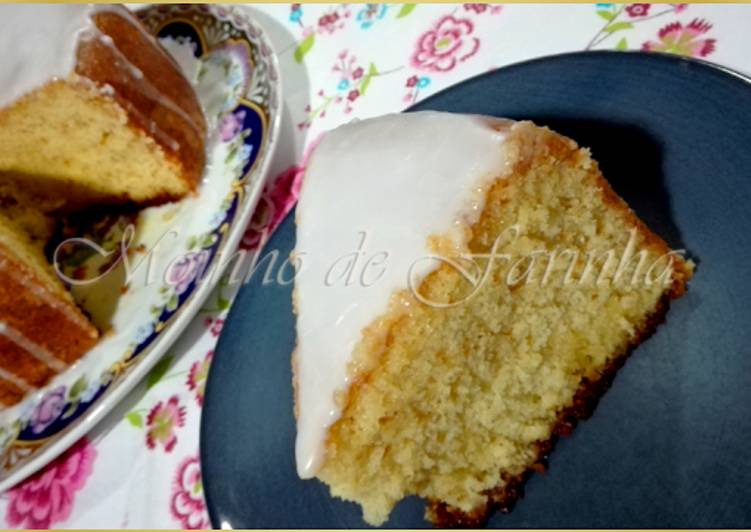Bolo de laranja com calda e cobertura de açúcar