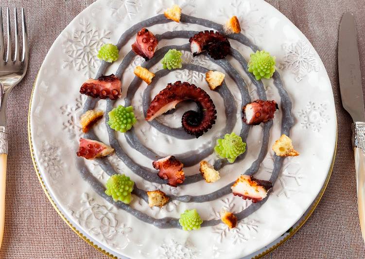 Polipo grigliato su Crema di cavolfiore viola e Crumble al timo