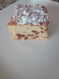 Una foto de Bizcocho esponjoso de manzana y dátiles