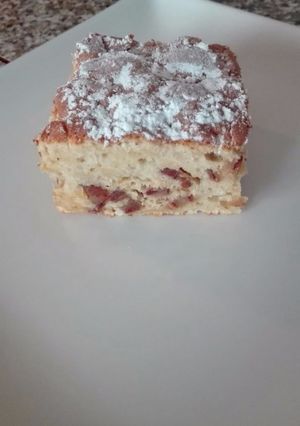 Una foto de Bizcocho esponjoso de manzana y dátiles