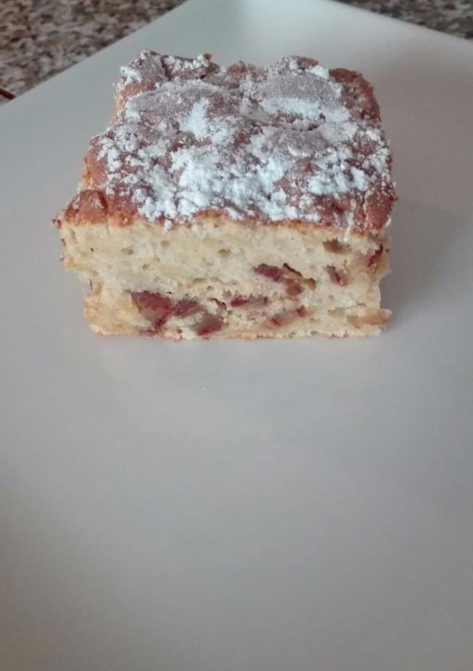Una foto de Bizcocho esponjoso de manzana y dátiles