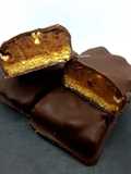 Barritas de cacahuetes y anacardos (snickers veganos)
