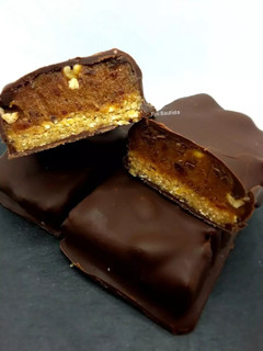 Una foto de Barritas de cacahuetes y anacardos (snickers veganos)