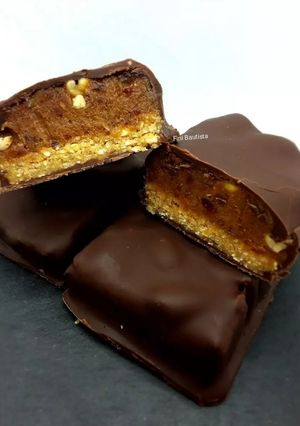 Una foto de Barritas de cacahuetes y anacardos (snickers veganos)