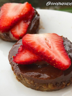 Una foto de Bombones saludables de chocolate, café y frutillas