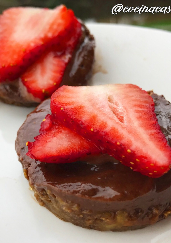 Una foto de Bombones saludables de chocolate, café y frutillas