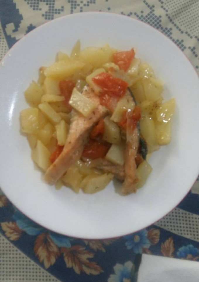 Una foto de Salmón marinado con guarnición