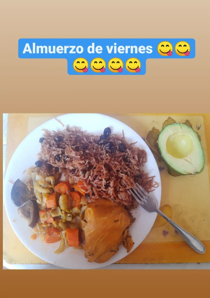 Una foto de Arroz con fideos, Cola-Cola y uvas pasas