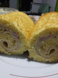 Una foto de Arrollado de jamón y queso (pionono)