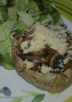 Una foto de Tarta integral individual de champiñón con cebolla