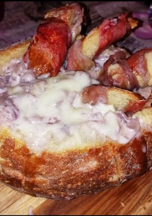 Foto di Zuppa di cipolle in crosta con crostini di crudo croccante