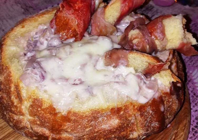 Zuppa di cipolle in crosta con crostini di crudo croccante