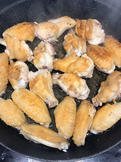 Una foto de Alitas de pollo de caserío al ajillo