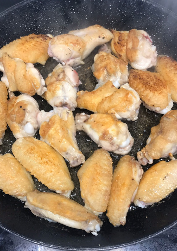 Una foto de Alitas de pollo de caserío al ajillo