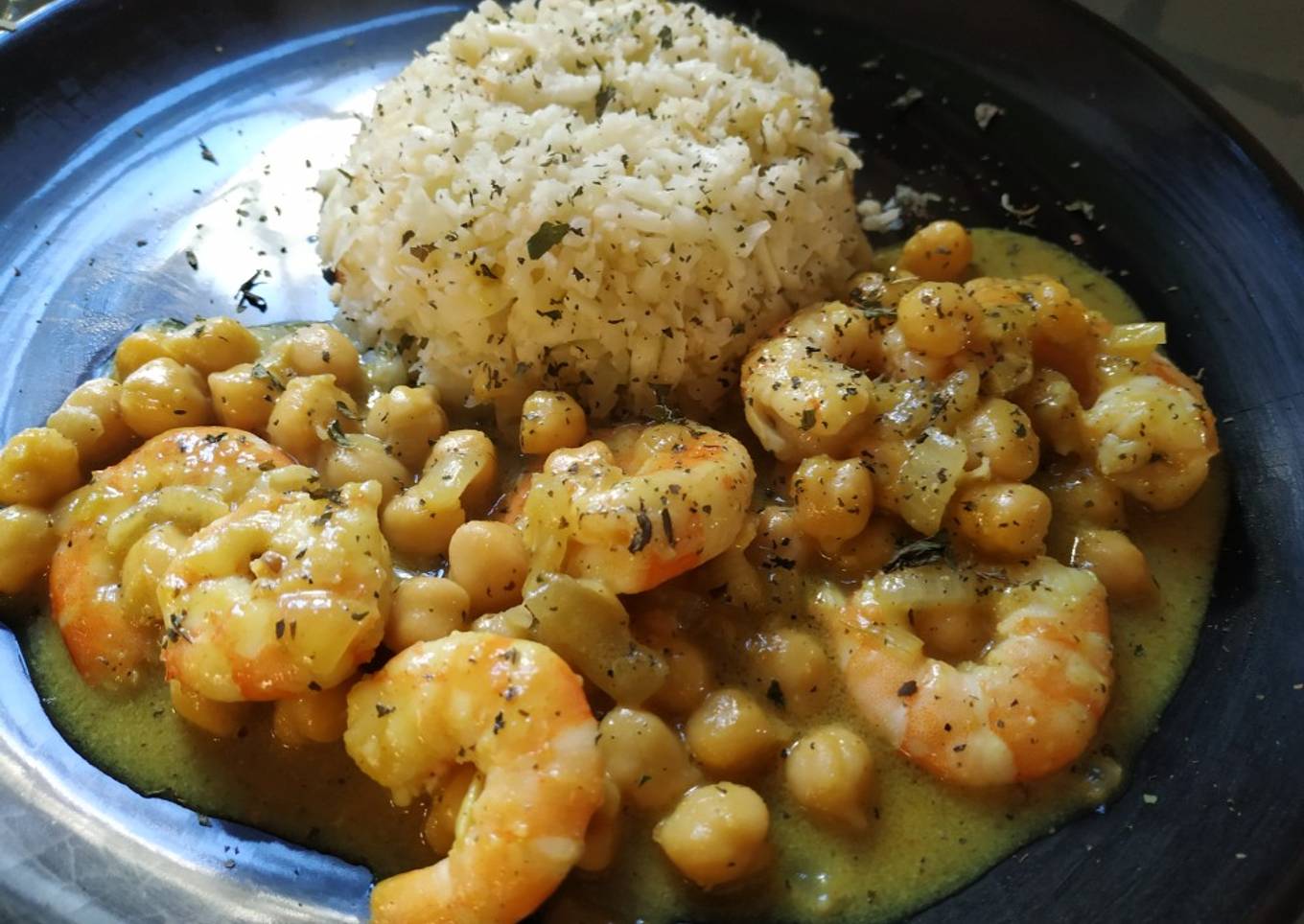 Langostinos al curry con coliarroz