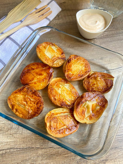 Una foto de Patatas al horno con alioli