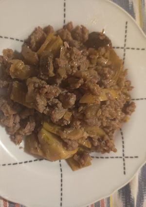 Una foto de Chuleta picada salteado con alcachofas y setas