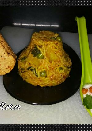 A picture of Instant masala rice with curd & papad.