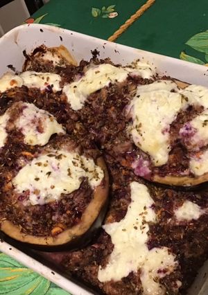 Une photo de Aubergine farcie chair à saucisse,carottes violettes et burrata