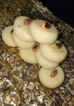 मिल्क पाउडर पेड़ा (milk powder peda recipe in Hindi) रेसिपी मुख्य फोटो