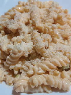Una foto de Mac and cheese con un sólo sartén