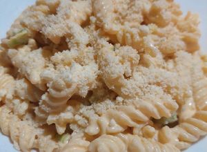 Una foto de Mac and cheese con un sólo sartén
