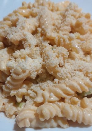 Una foto de Mac and cheese con un sólo sartén