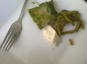 Una foto de Entomatilladas de milpa o tacos verdes de milpa con nopales y queso
