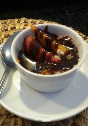 Una foto de Pudín De Coco Con Fresa Cambur Y Chocolate