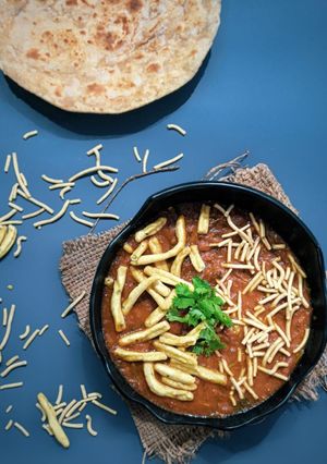 સેવ ટામેટા નું શાક (sev tomato saak recipe in gujarati) રેસીપી મુખ્ય ફોટો