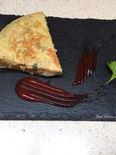 Una foto de Tortilla de papas, atún y pimiento(Comida de aprovechamiento)
