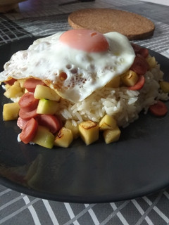 Una foto de 🍚 Arroz con calabacín y salchichas