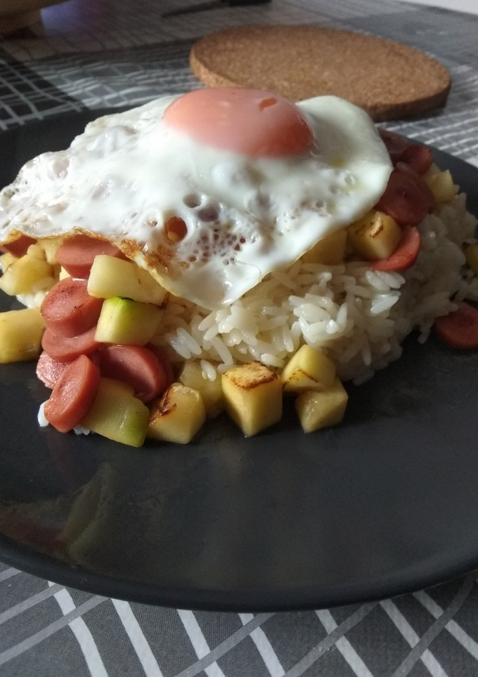 Una foto de 🍚 Arroz con calabacín y salchichas