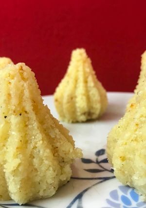 नारियल के मोदक (Nariyal ke modak recipe in hindi) रेसिपी मुख्य फोटो