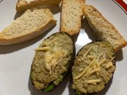 Una foto de palta rellena con atun