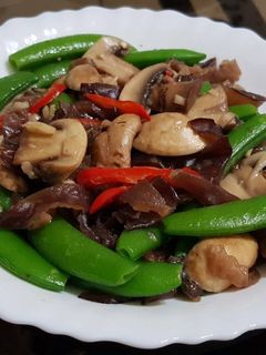 木耳蘑菇炒甜豆(家常菜) 的食譜成品照片