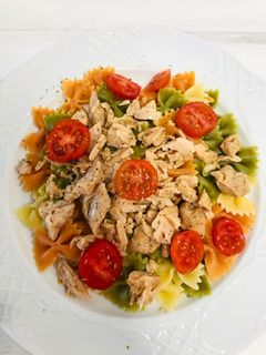 Una foto de Ensalada de pasta y pollo